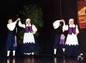 2004 Διαδρομές στην Παράδοση