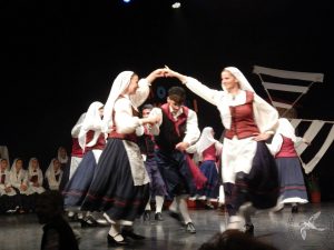 2013 “Κοίτα Μάνα πως Χορεύω”