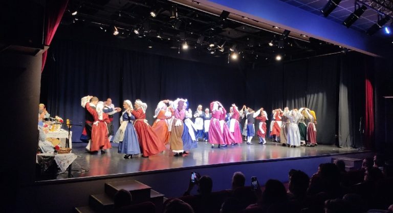 «Πιάστε το χορό μικροί και μεγάλοι»