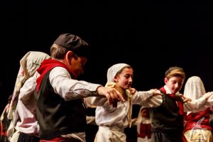 2017 “Πιάστε το χορό μικροί, μεγάλοι”